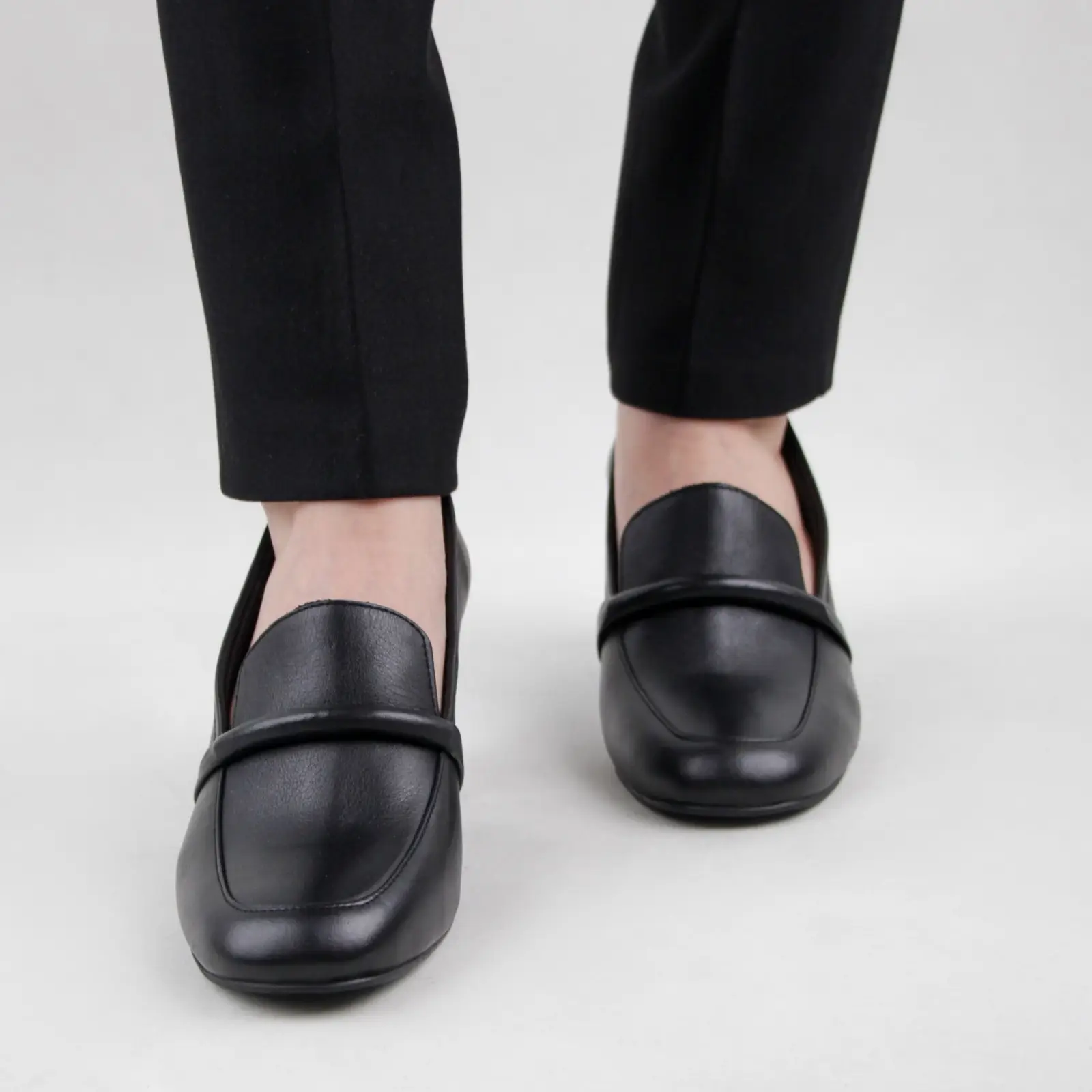 کفش چرم زنانه جلو بند